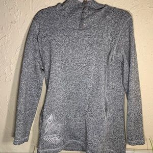 Sweatshirt with feather details.